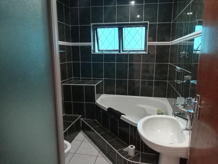 4 Bedroom Property for Sale in Uvongo KwaZulu-Natal