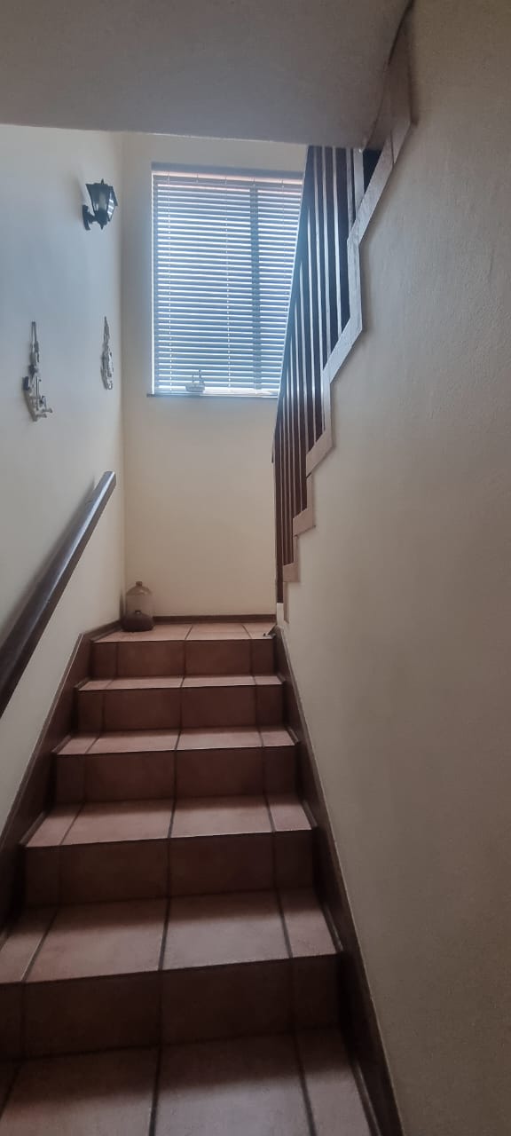 5 Bedroom Property for Sale in Beacon Rocks KwaZulu-Natal