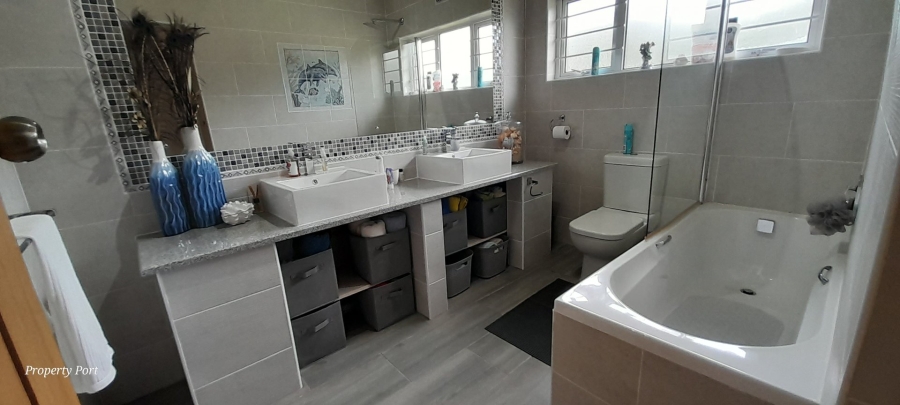 4 Bedroom Property for Sale in Oslo Beach KwaZulu-Natal