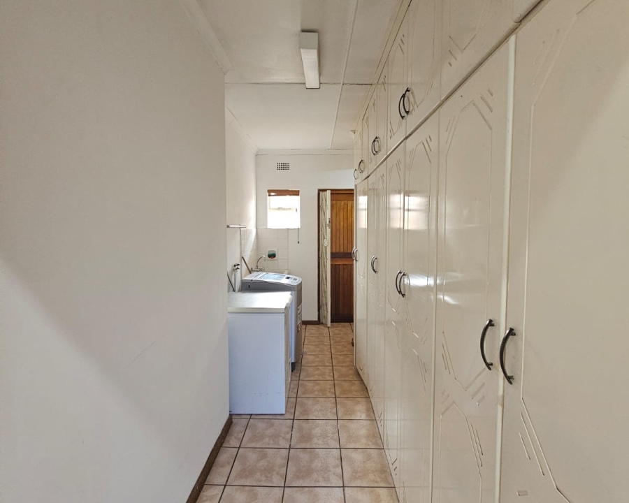 6 Bedroom Property for Sale in Amiel Park KwaZulu-Natal
