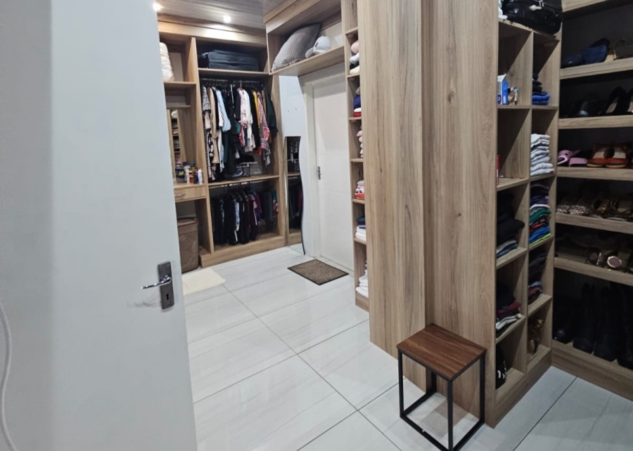 6 Bedroom Property for Sale in Amiel Park KwaZulu-Natal