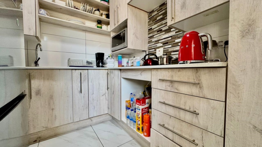 6 Bedroom Property for Sale in Amiel Park KwaZulu-Natal