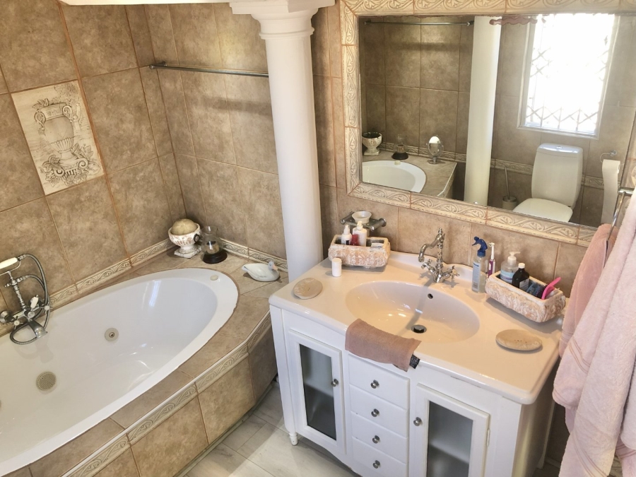 5 Bedroom Property for Sale in Shelly Beach KwaZulu-Natal