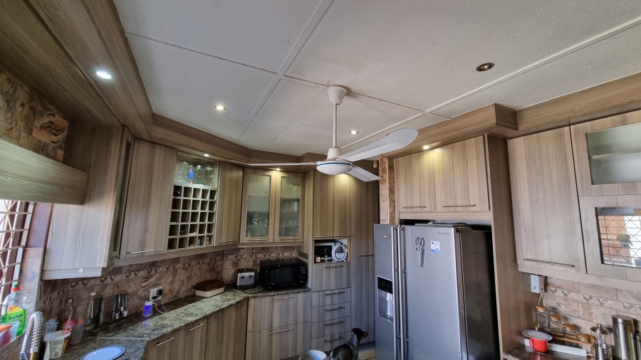 6 Bedroom Property for Sale in Margate KwaZulu-Natal