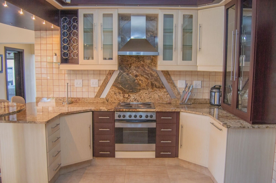 6 Bedroom Property for Sale in Uvongo KwaZulu-Natal