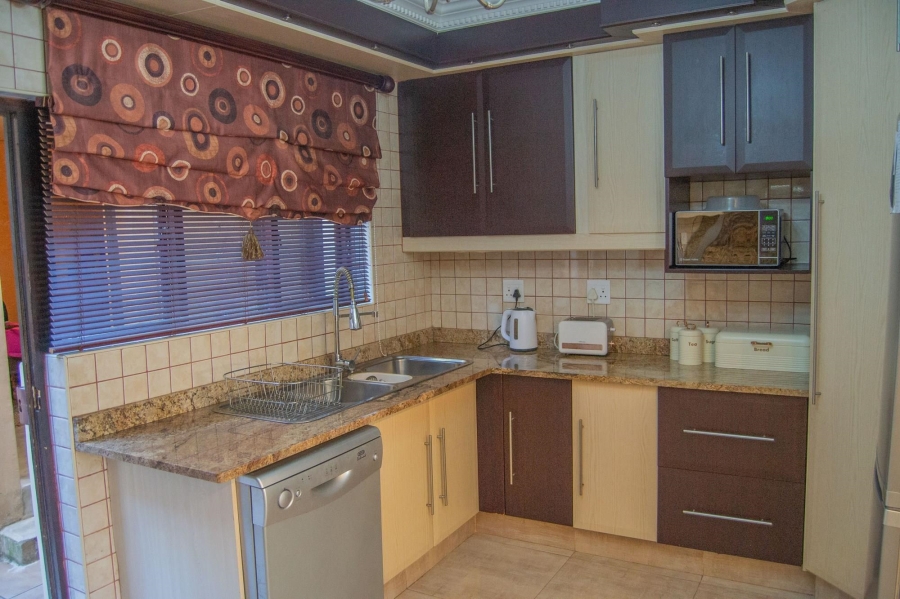 6 Bedroom Property for Sale in Uvongo KwaZulu-Natal