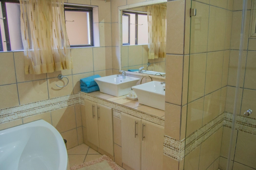 6 Bedroom Property for Sale in Uvongo KwaZulu-Natal