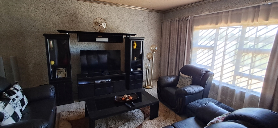 4 Bedroom Property for Sale in Osizweni KwaZulu-Natal