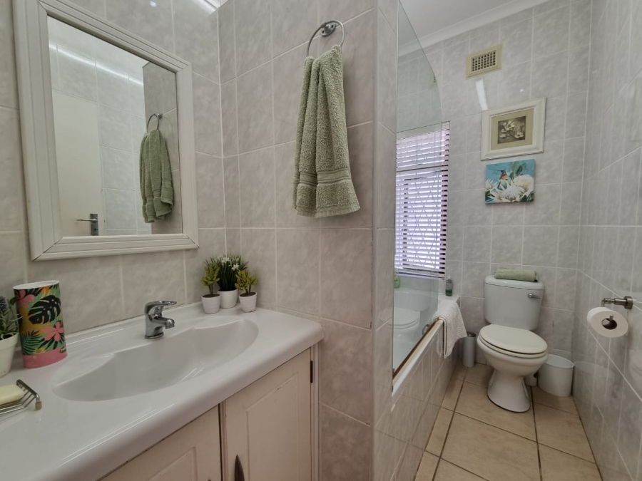 6 Bedroom Property for Sale in Uvongo KwaZulu-Natal