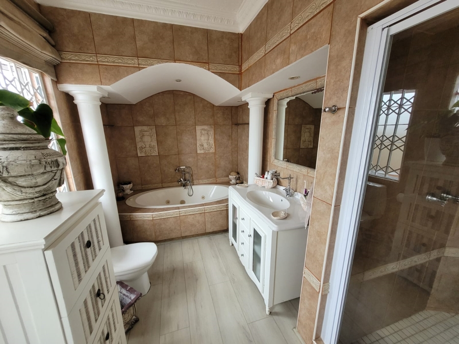 5 Bedroom Property for Sale in Shelly Beach KwaZulu-Natal