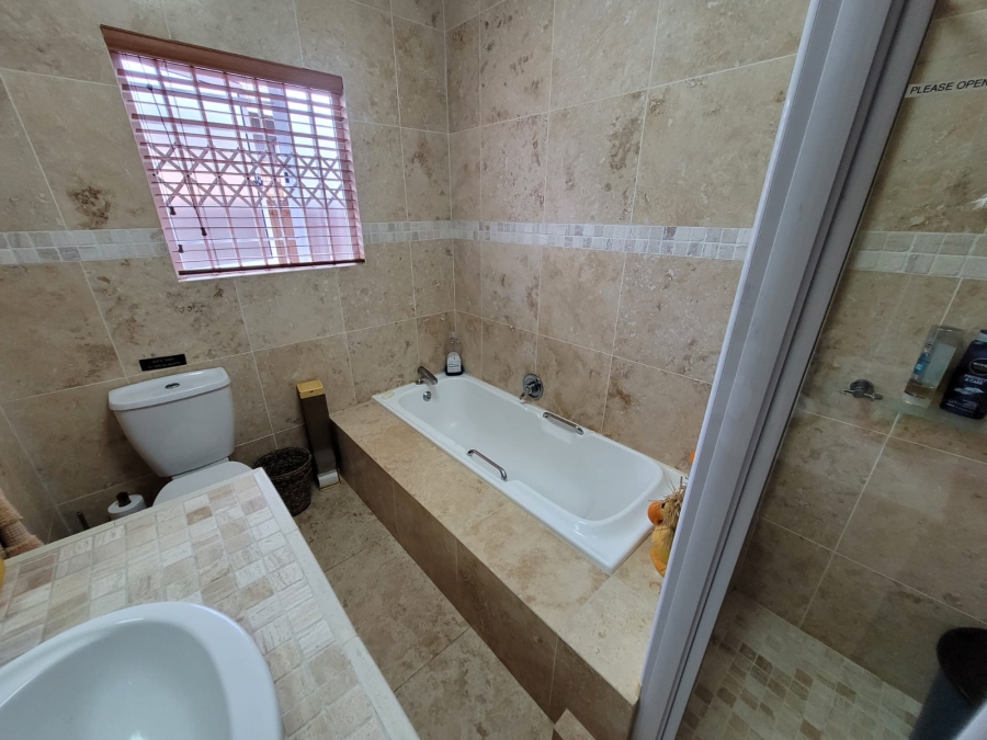 5 Bedroom Property for Sale in Shelly Beach KwaZulu-Natal