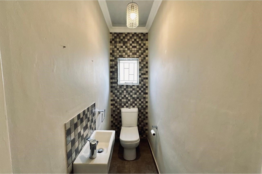 4 Bedroom Property for Sale in Schuinshoogte KwaZulu-Natal