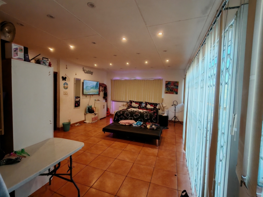 8 Bedroom Property for Sale in Ocean View KwaZulu-Natal