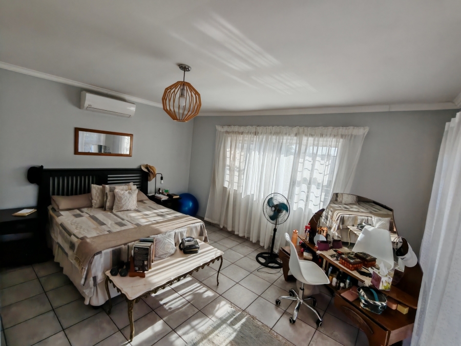 8 Bedroom Property for Sale in Ocean View KwaZulu-Natal