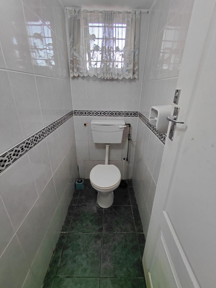 5 Bedroom Property for Sale in Mount Vernon KwaZulu-Natal