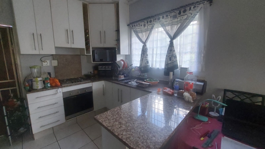 5 Bedroom Property for Sale in Mount Vernon KwaZulu-Natal