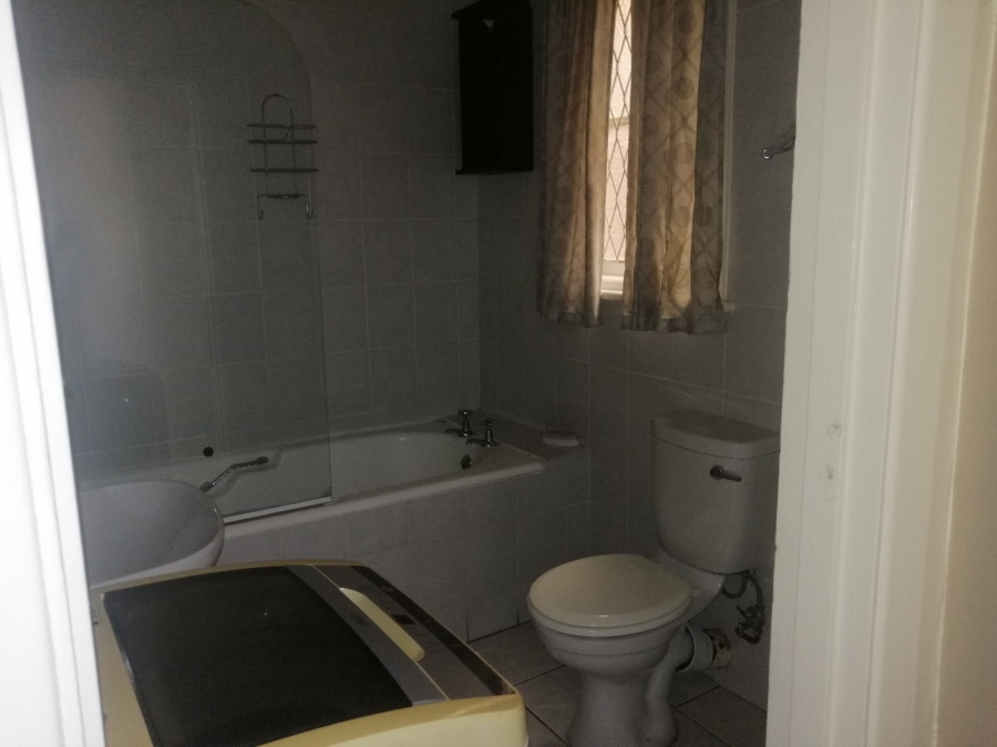 1 Bedroom Property for Sale in Essenwood KwaZulu-Natal