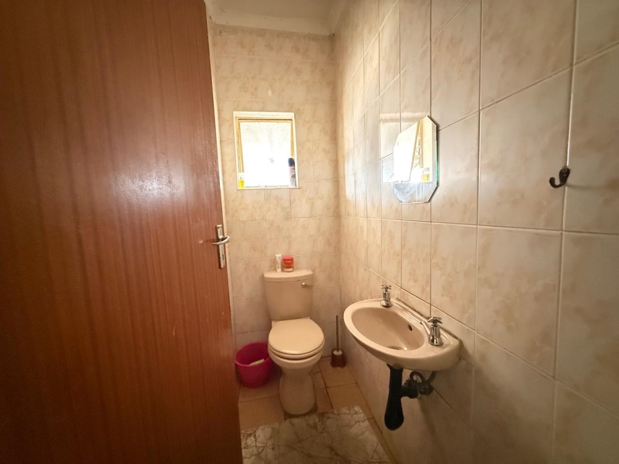 6 Bedroom Property for Sale in Lennoxton KwaZulu-Natal