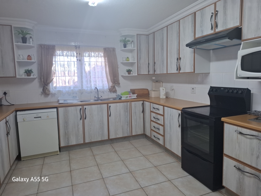 6 Bedroom Property for Sale in Lawrence Rocks KwaZulu-Natal