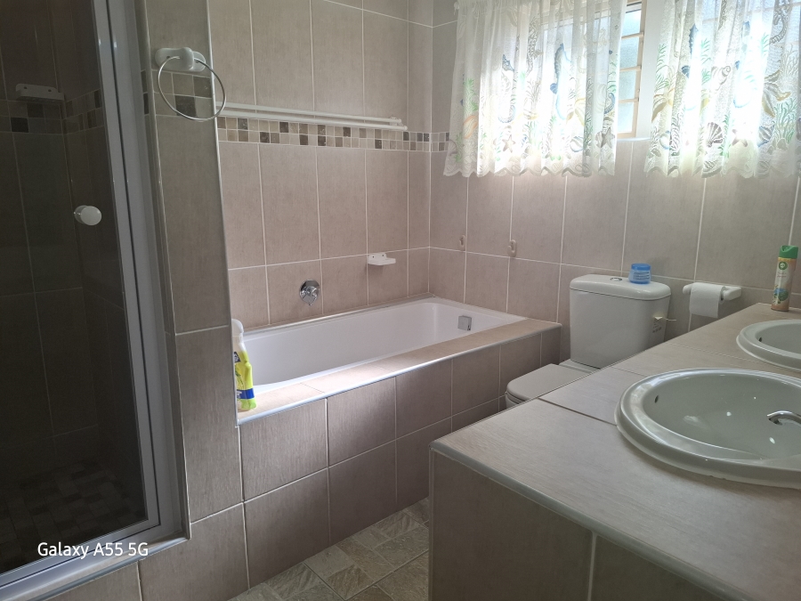 6 Bedroom Property for Sale in Lawrence Rocks KwaZulu-Natal