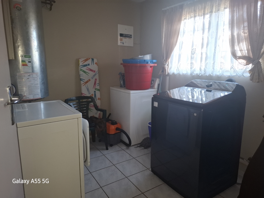 6 Bedroom Property for Sale in Lawrence Rocks KwaZulu-Natal