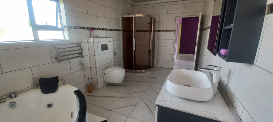 5 Bedroom Property for Sale in Margate KwaZulu-Natal