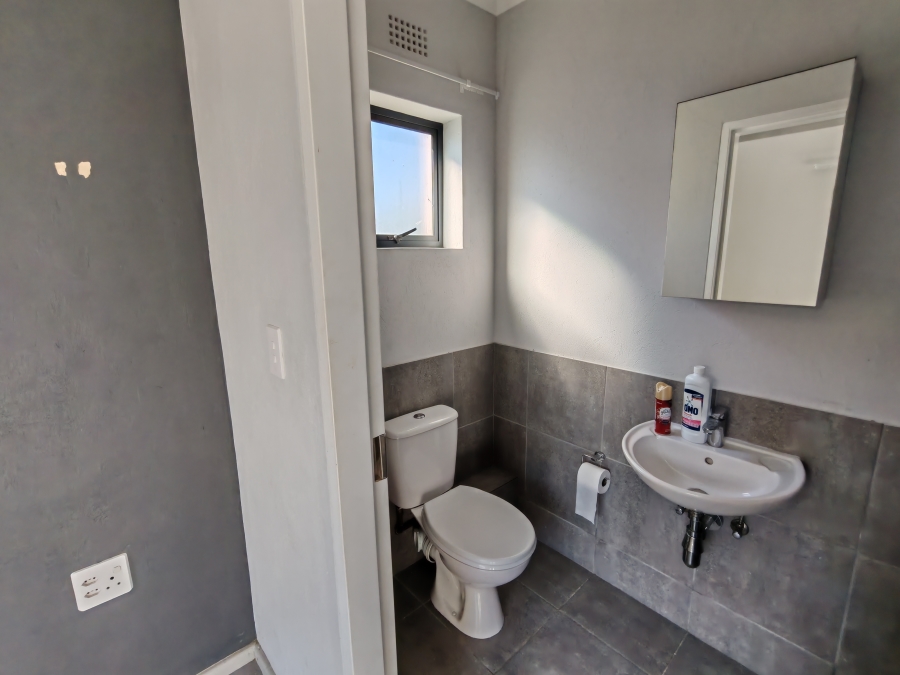 To Let 2 Bedroom Property for Rent in Umbogintwini KwaZulu-Natal