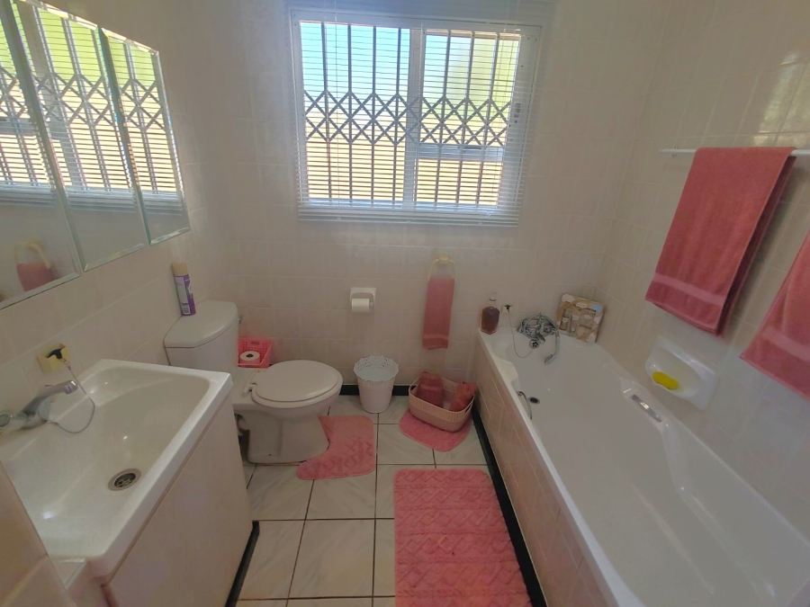 3 Bedroom Property for Sale in Uvongo KwaZulu-Natal
