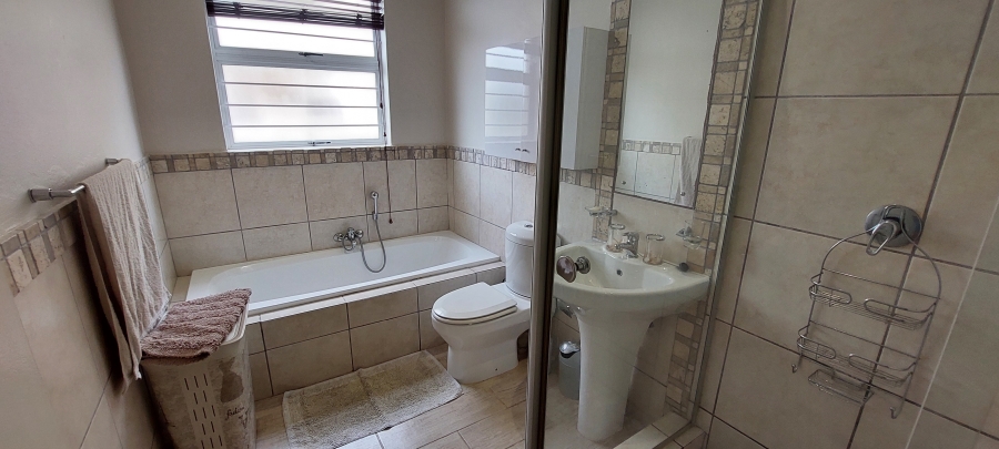 To Let 3 Bedroom Property for Rent in St Michaels On Sea KwaZulu-Natal