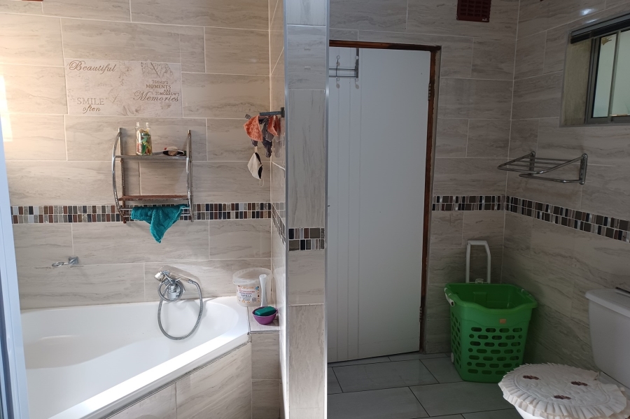 5 Bedroom Property for Sale in Kloof KwaZulu-Natal