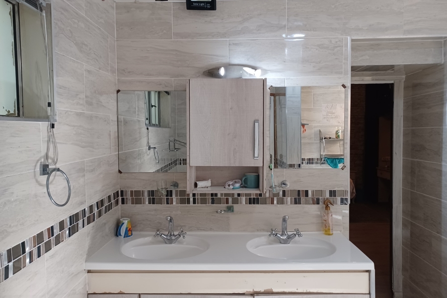 5 Bedroom Property for Sale in Kloof KwaZulu-Natal