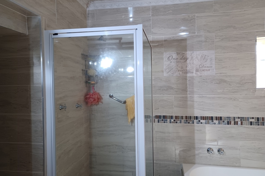 5 Bedroom Property for Sale in Kloof KwaZulu-Natal