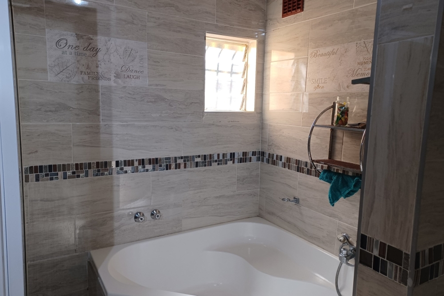 5 Bedroom Property for Sale in Kloof KwaZulu-Natal