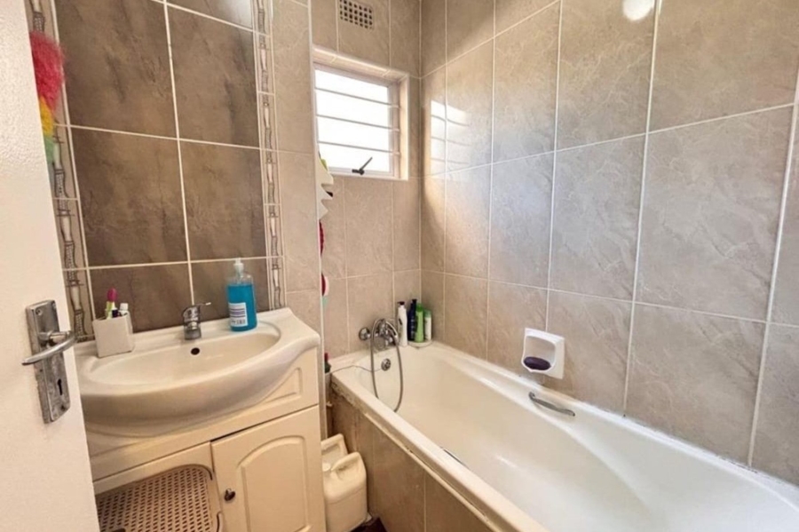 To Let 3 Bedroom Property for Rent in Essenwood KwaZulu-Natal