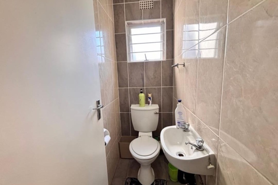 To Let 3 Bedroom Property for Rent in Essenwood KwaZulu-Natal