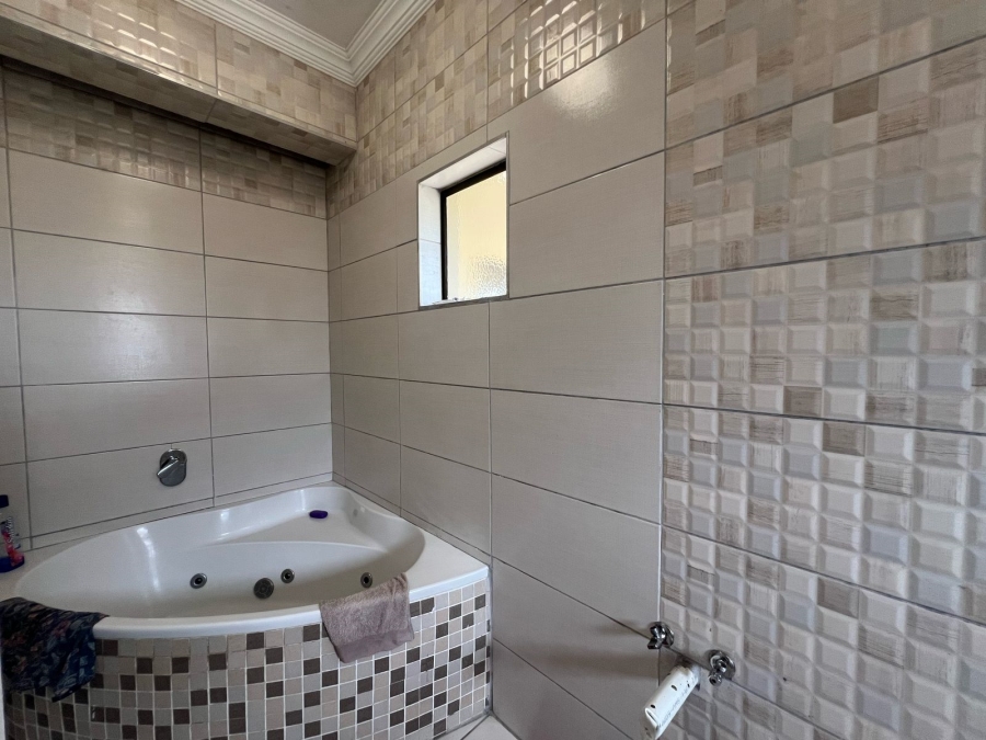 4 Bedroom Property for Sale in Gandhinagar KwaZulu-Natal