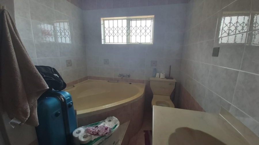 5 Bedroom Property for Sale in Treasure Beach KwaZulu-Natal