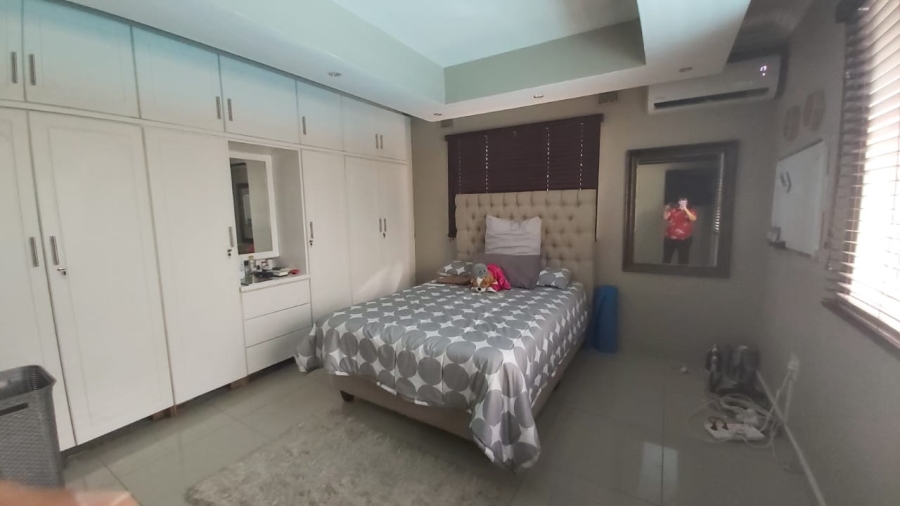 5 Bedroom Property for Sale in Treasure Beach KwaZulu-Natal