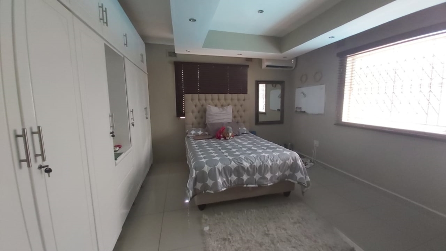 5 Bedroom Property for Sale in Treasure Beach KwaZulu-Natal