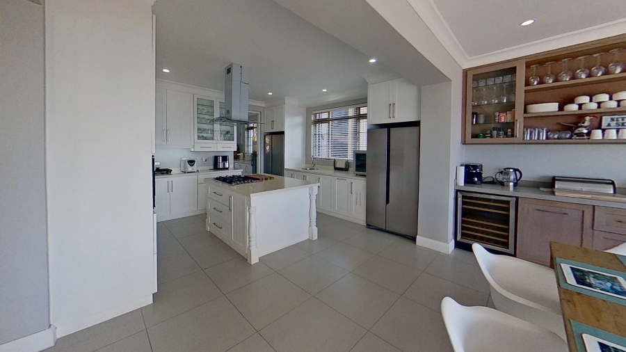 6 Bedroom Property for Sale in Tinley Manor KwaZulu-Natal