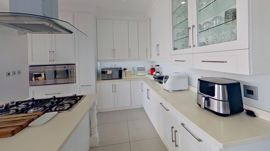 6 Bedroom Property for Sale in Tinley Manor KwaZulu-Natal