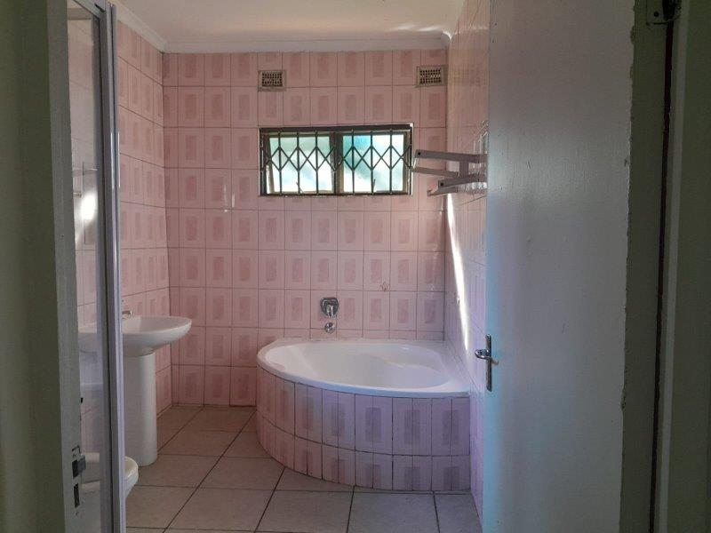 To Let 4 Bedroom Property for Rent in Winklespruit KwaZulu-Natal