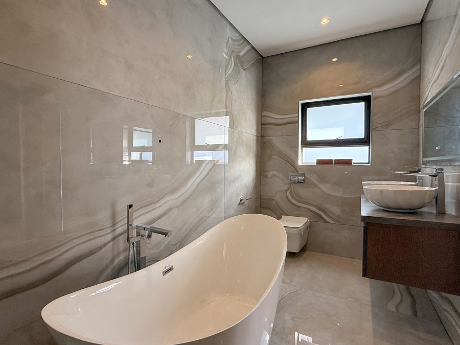 6 Bedroom Property for Sale in Izinga KwaZulu-Natal