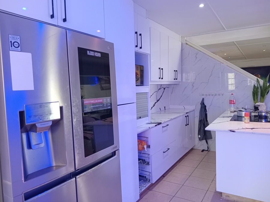 To Let 4 Bedroom Property for Rent in Margate Beach KwaZulu-Natal