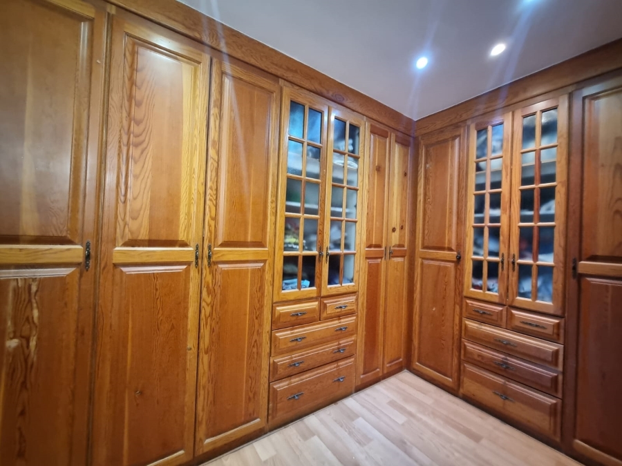 6 Bedroom Property for Sale in Meer En See KwaZulu-Natal