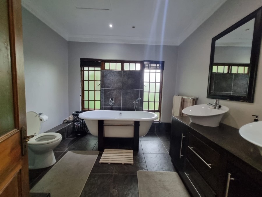 6 Bedroom Property for Sale in Meer En See KwaZulu-Natal
