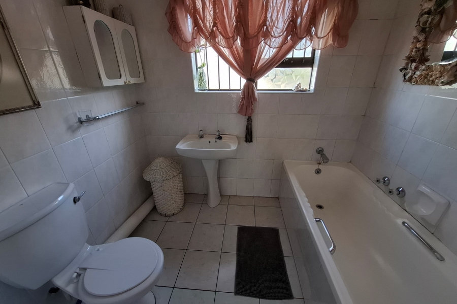 6 Bedroom Property for Sale in Manaba Beach KwaZulu-Natal