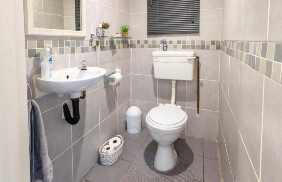 6 Bedroom Property for Sale in Worlds View KwaZulu-Natal