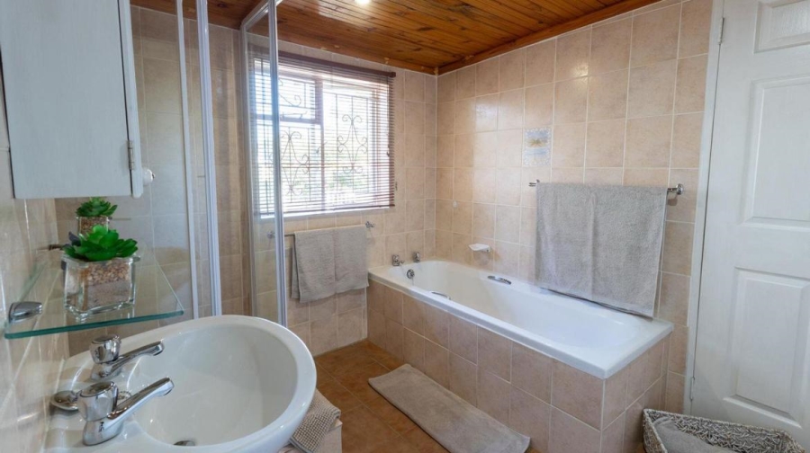 6 Bedroom Property for Sale in Worlds View KwaZulu-Natal