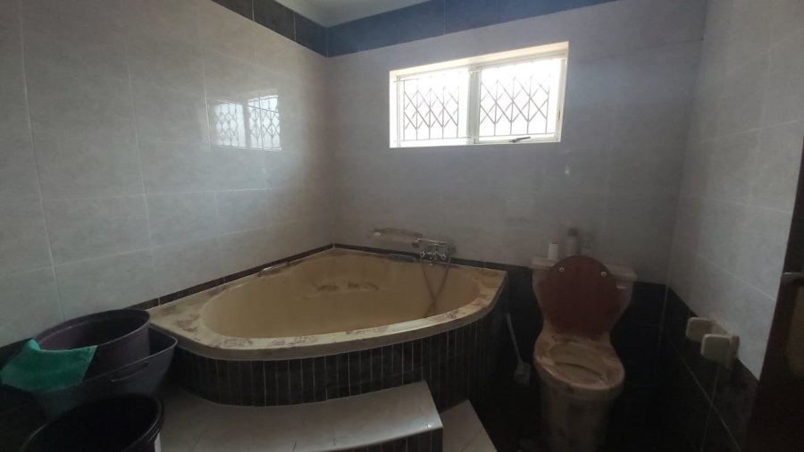 5 Bedroom Property for Sale in Treasure Beach KwaZulu-Natal